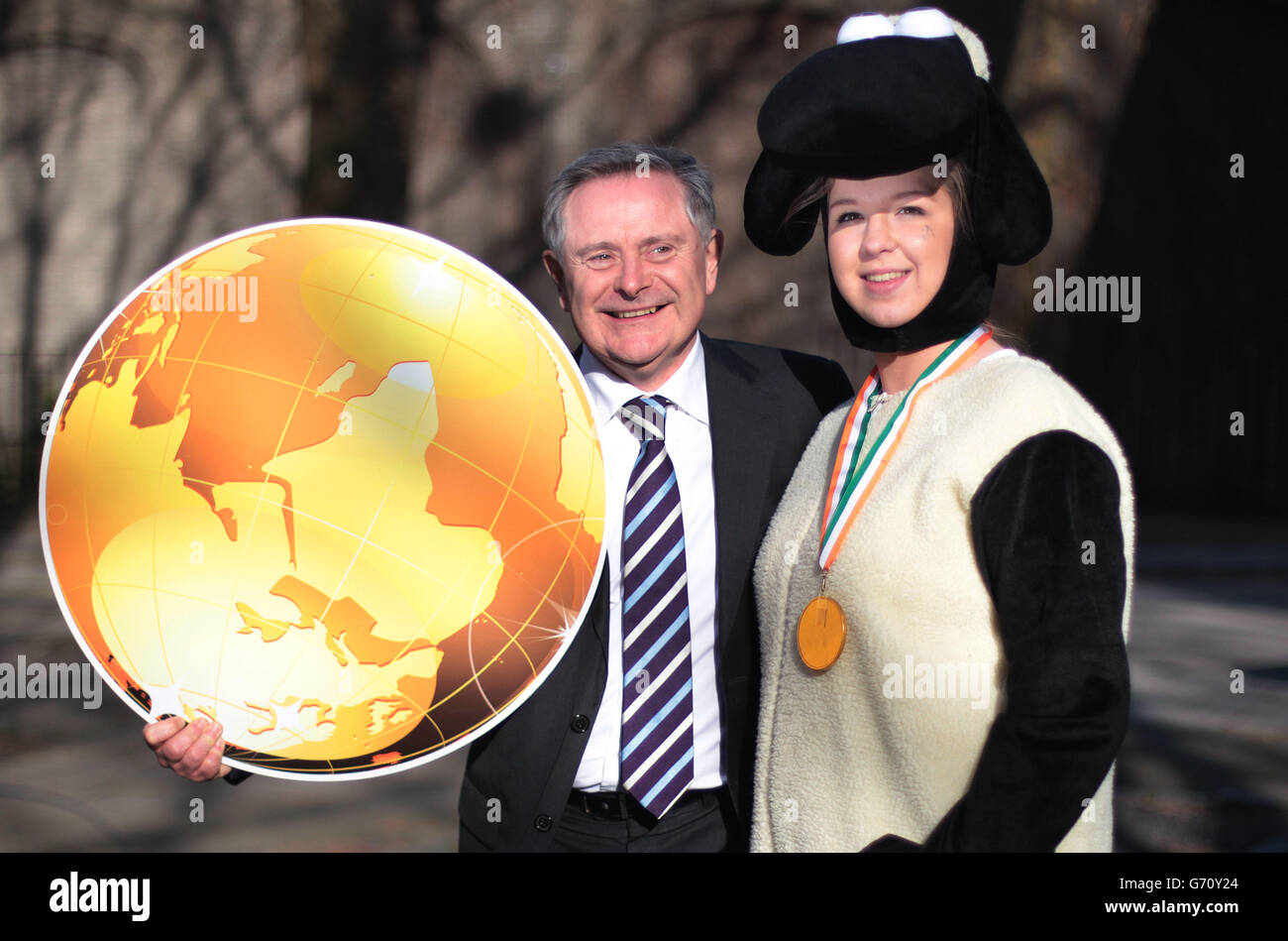 Dépenses publiques, M. Brendan Howlin et Eimear Cashin (à droite) lors du lancement du 16e Championnat mondial de tonte de mouton et de manutention de laine à Kildare Street Dublin. Banque D'Images