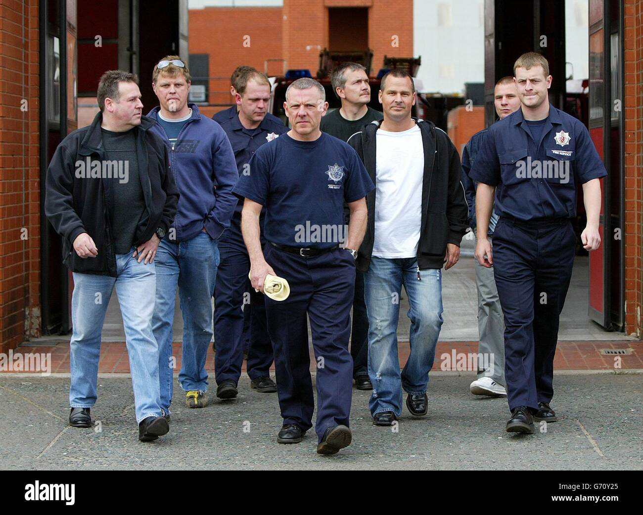 Pompiers de surveillance bleue à la caserne de pompiers de Salford, sortir après avoir été suspendu sans payer pour une deuxième nuit. Banque D'Images