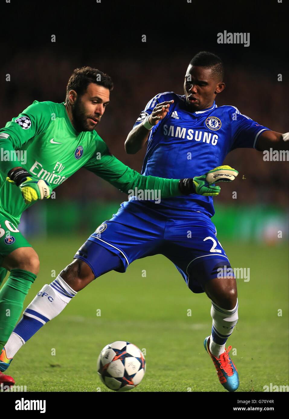 Football - UEFA Champions League - quart de finale - deuxième étape - Chelsea / Paris Saint-Germain - Stamford Bridge.Samuel ETO'o de Chelsea (à droite) et Salvatore Sirigu de Paris Saint-Germain Banque D'Images