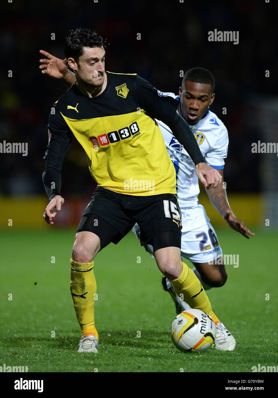 Albert Riera de Watford a relevé un défi de Dominic Poléon de Leeds United lors du match de championnat Sky Bet à Vicarage Road, Londres. Banque D'Images