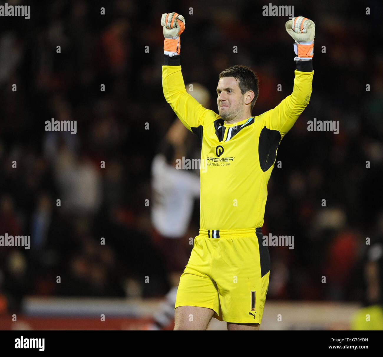 Tom Heaton, gardien de but de Burnley, célèbre après le coup de sifflet final contre Barnsley lors du match du championnat Sky Bet au stade Oakwell, Barnsley.APPUYEZ SUR ASSOCIATION photo.Date de la photo: Mardi 8 avril 2014.Voir PA Story FOOTBALL Barnsley.Le crédit photo devrait être le suivant : Nigel French/PA Wire. Banque D'Images