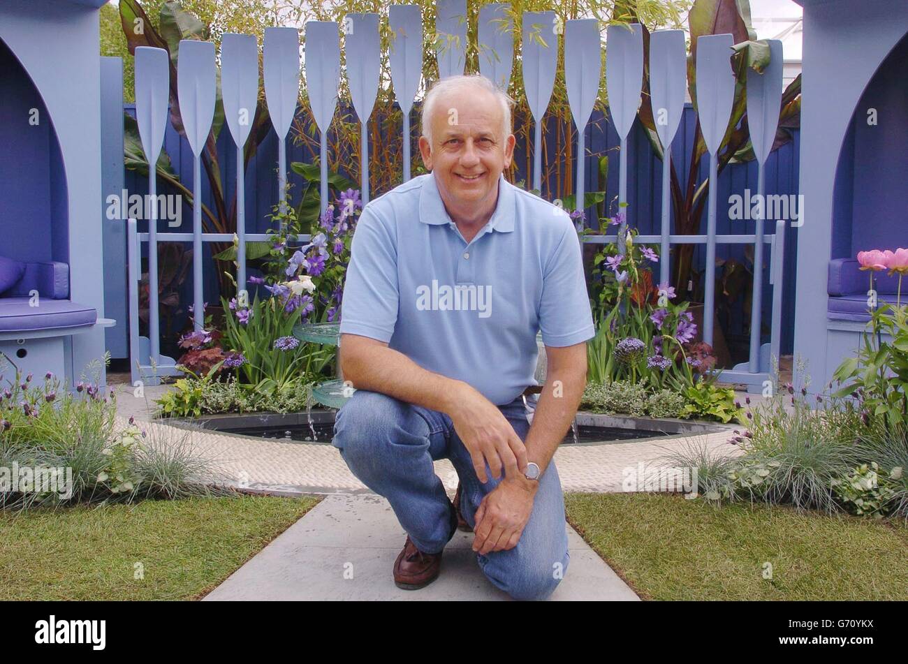 Barry Mayled, de Penarth, dans la vallée de Glamourgan, est fièrement assis dans son jardin intitulé « Blades », qui sera en exposition au salon des fleurs de Chelsea cette année. Le jardin, un hommage floral aux prouesses de la Grande-Bretagne dans le sport de l'aviron en cette année olympique, s'ajoute au jardin de la boussole de Barry lors du spectacle de l'année dernière qui a remporté une médaille d'or et le « meilleur jardin de la ville ». Le spectacle de fleurs ouvre au public le mardi 25 mai et se déroule jusqu'au 28 mai. Banque D'Images