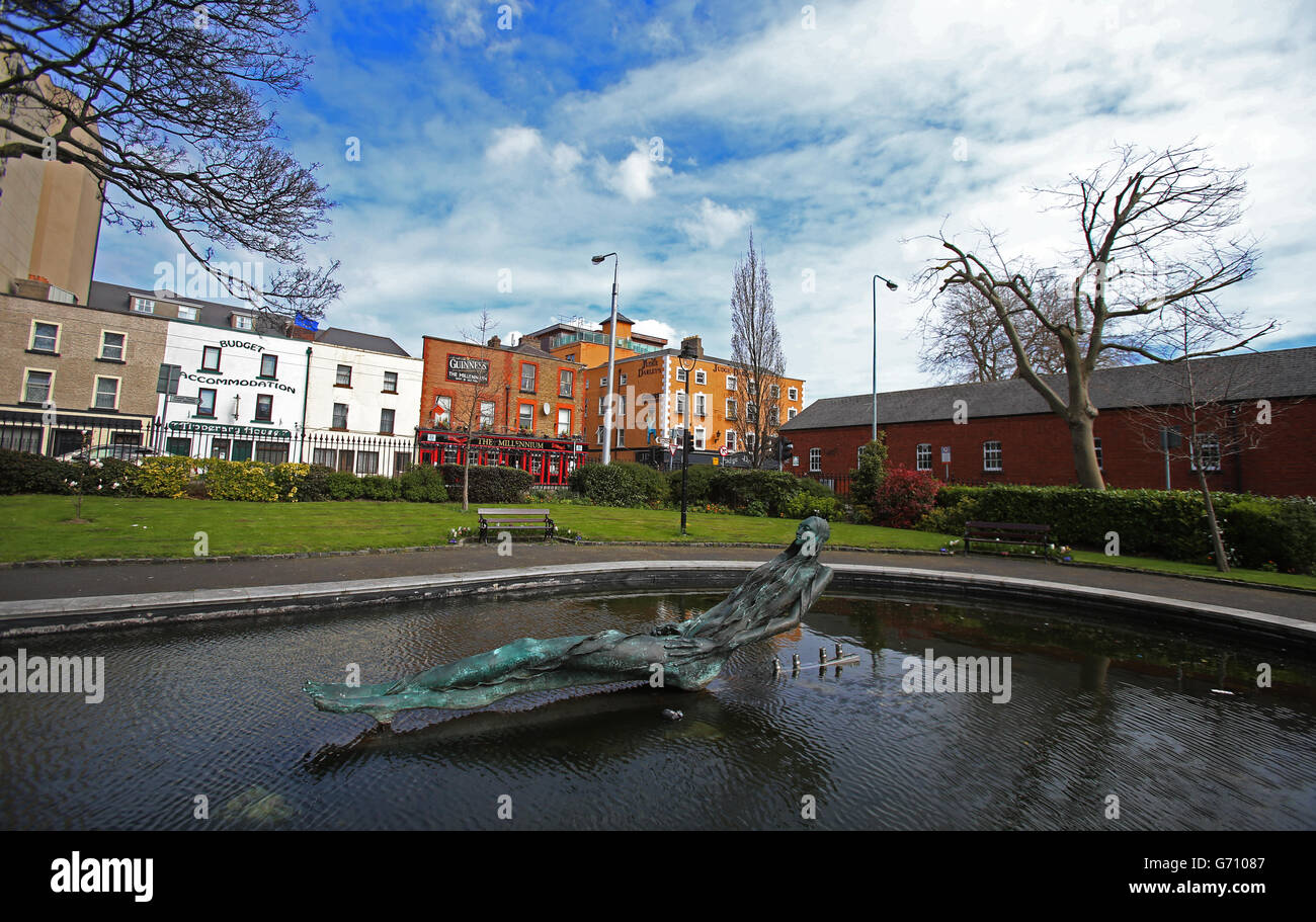 La statue d'Anna Livia à Memorial Park, Dublin connue localement sous le nom de Floozie. Banque D'Images