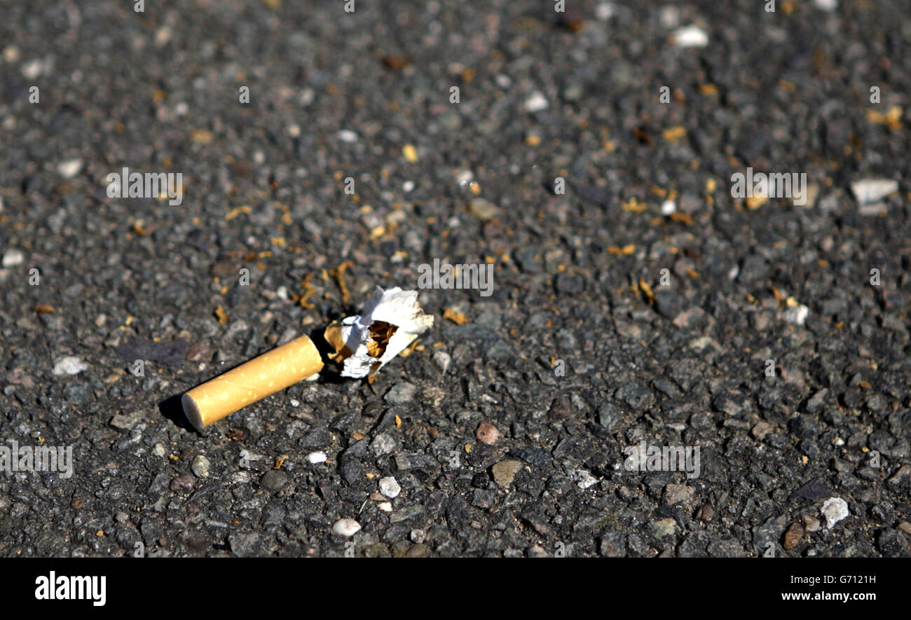 Une cigarette rejetée à l'extérieur des bâtiments d'Imperial Tobacco à Nottingham, après que la compagnie a annoncé des plans de fermer l'usine avec la perte de jusqu'à 540 emplois. Banque D'Images