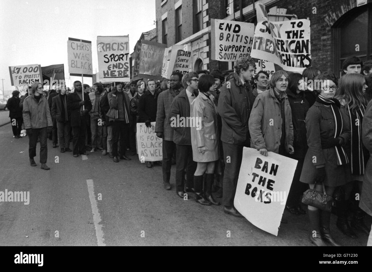 Des affiches variées ont été portées par des marcheurs anti-apartheid sur leur chemin à travers Manchester jusqu'au terrain de White City, où les touristes de rugby de Springbok d'Afrique du Sud jouaient dans les comtés du Nord-Ouest. Banque D'Images