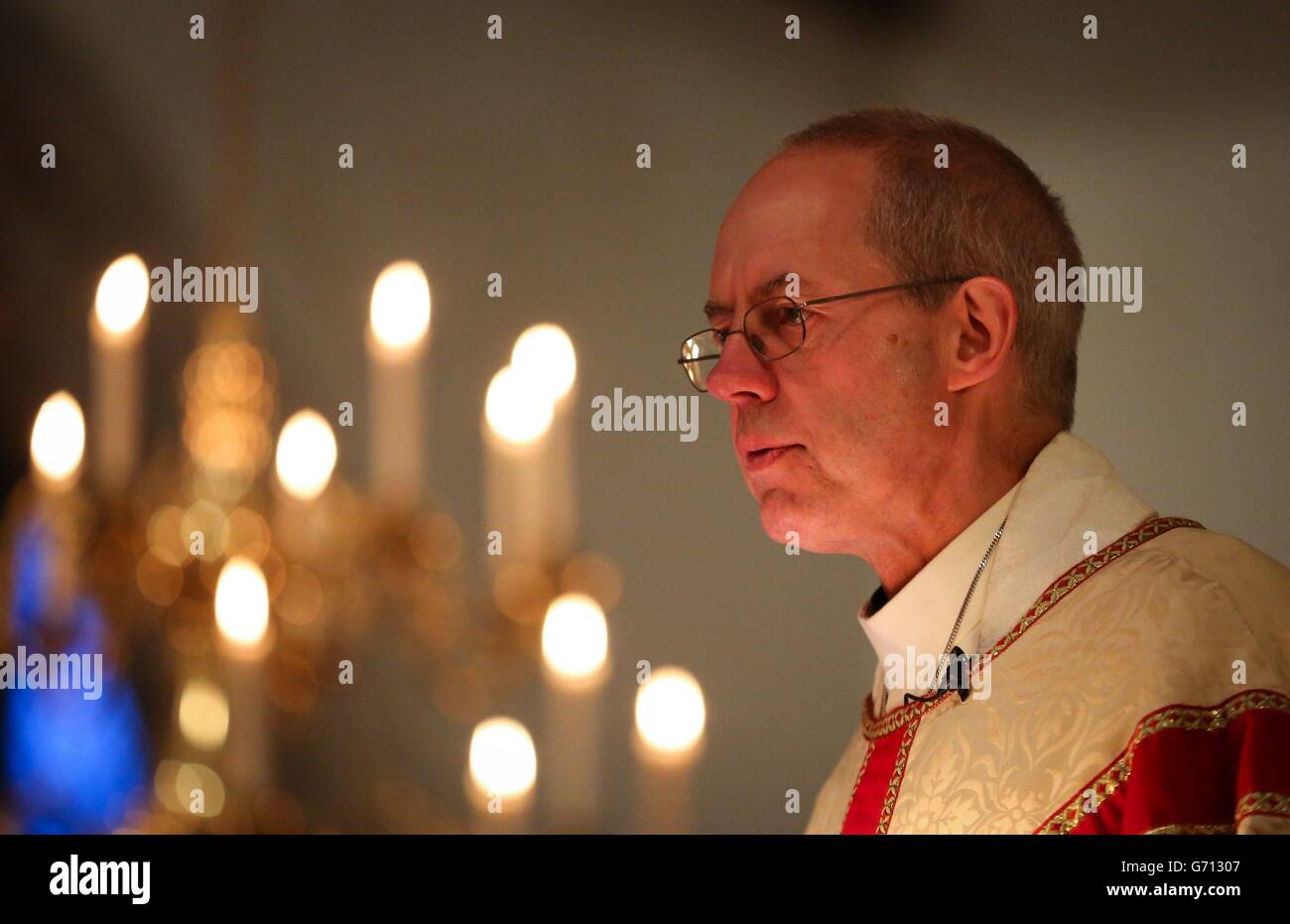 L'archevêque de Canterbury, le très révérend Justin Welby, remet son sermon aux membres de la congrégation, pendant le service du jeudi Maundy à l'église Saint-Antoine d'Alkham, dans le Kent. Banque D'Images