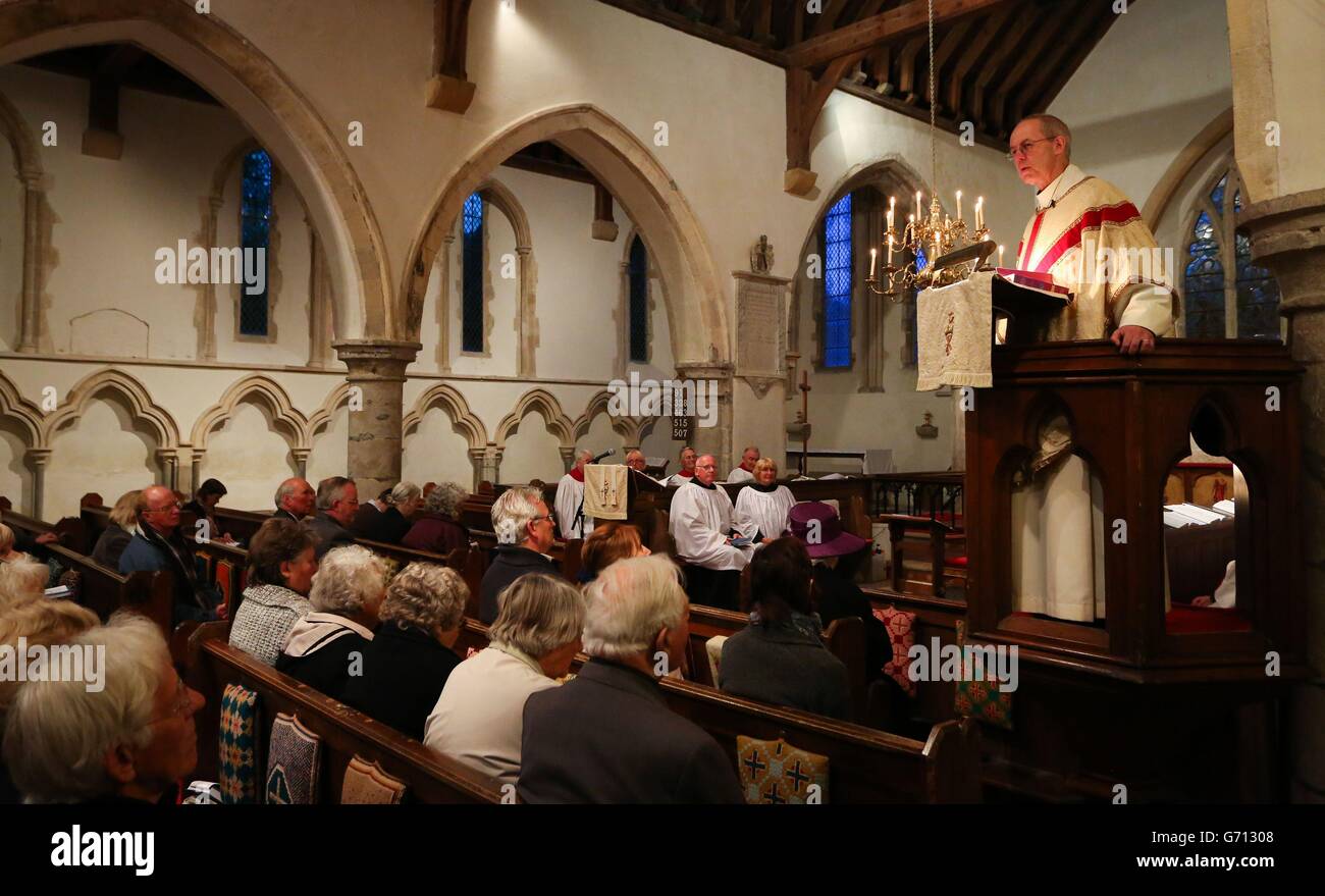 L'archevêque de Canterbury, le très révérend Justin Welby, remet son sermon aux membres de la congrégation, pendant le service du jeudi Maundy à l'église Saint-Antoine d'Alkham, dans le Kent. Banque D'Images