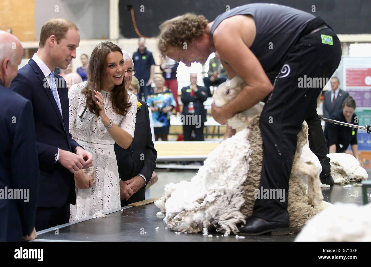 Le duc et la duchesse de Cambridge regardent une démonstration de cisaillement alors qu'ils regardent des stands agricoles au Royal Easter Show au parc olympique de Sydney pendant la douzième journée de la visite officielle du duc et de la duchesse de Cambridge en Nouvelle-Zélande et en Australie. Banque D'Images