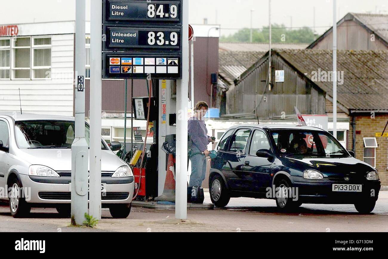 Un homme remplit sa voiture à une station-service de Leicester. Les automobilistes doivent s'attendre à une hausse continue du prix de l'essence à moins que le gouvernement ne renverse sa position sur la taxe sur le carburant, a déclaré aujourd'hui l'Association des détaillants en essence. Banque D'Images