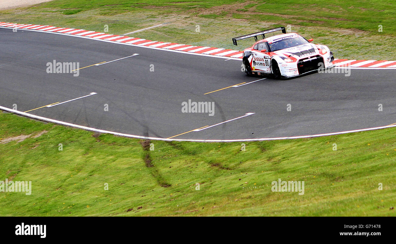 Sir Chris Hoy de l'écurie Nissan GT Academy lors de la première course du championnat britannique Avon Tires GT à Oulton Park, Cheshire. Banque D'Images