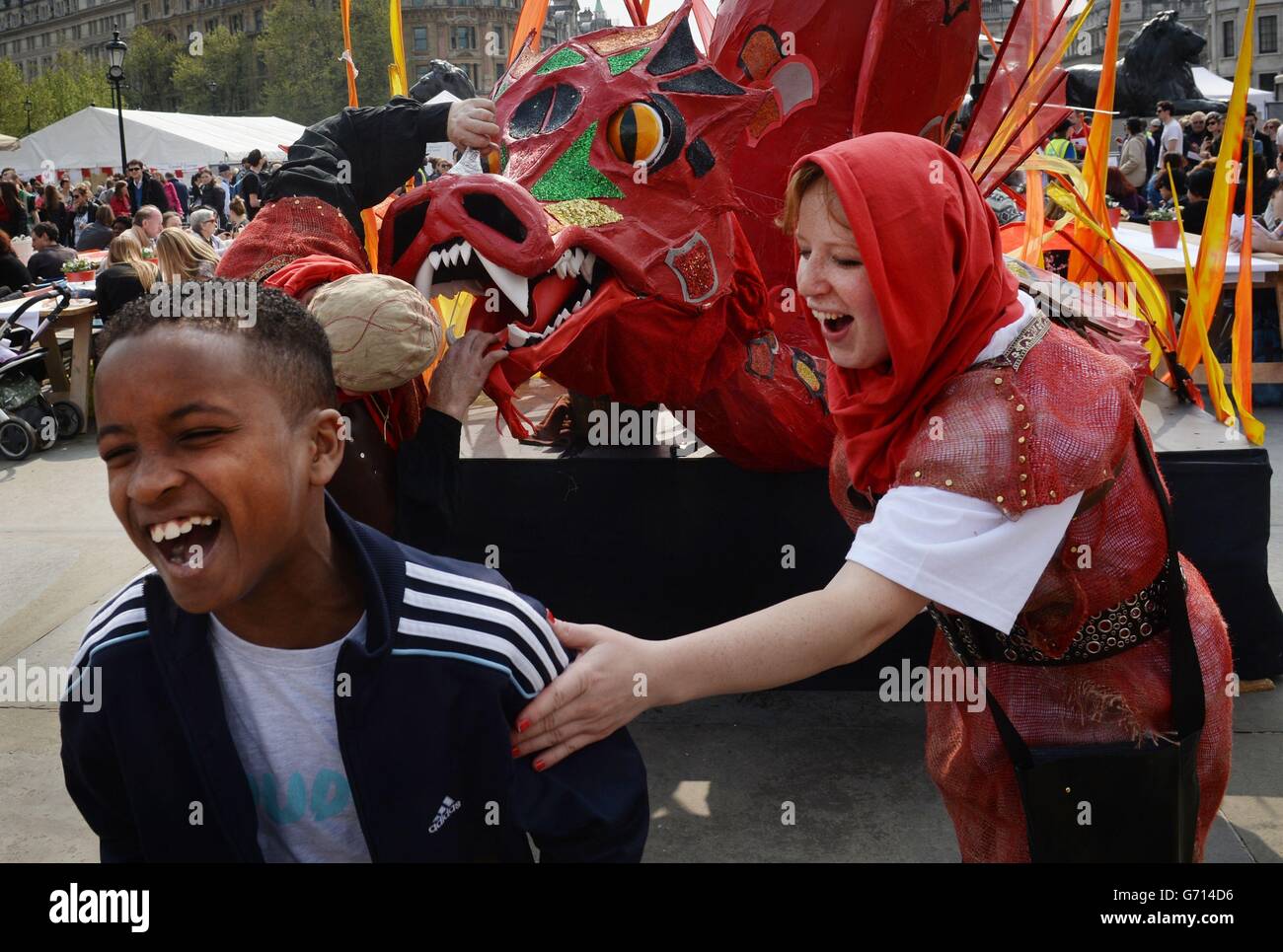 Les visiteurs de la fête de St George du maire de Londres, qui a lieu deux jours avant la Saint George's Day, apprécient un banquet de nourriture anglaise, de musique, de danse et le temps anglais saisonnier à Trafalgar Square, Londres. Banque D'Images