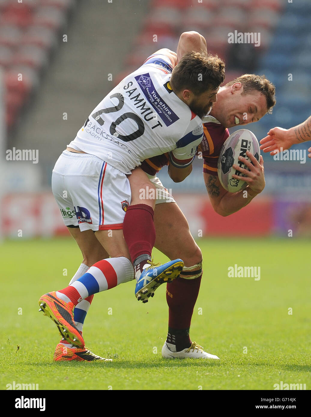 Le Shaun Lunt de Huddersfield Giants est affronté par Jarrod Sammut de Wakefield Wildcats lors du premier match de Super League Utility au stade John Smith, Huddersfield.APPUYEZ SUR ASSOCIATION photo.Date de la photo: Lundi 21 avril 2014.Voir l'histoire de PA RUGBYL Huddersfield.Le crédit photo devrait se lire: Anna Gowthorpe/PA Wire.RESTRICTIONS : usage éditorial uniquement.Aucune utilisation commerciale.Pas de fausse association commerciale.Pas d'émulation vidéo.Aucune manipulation des images. Banque D'Images