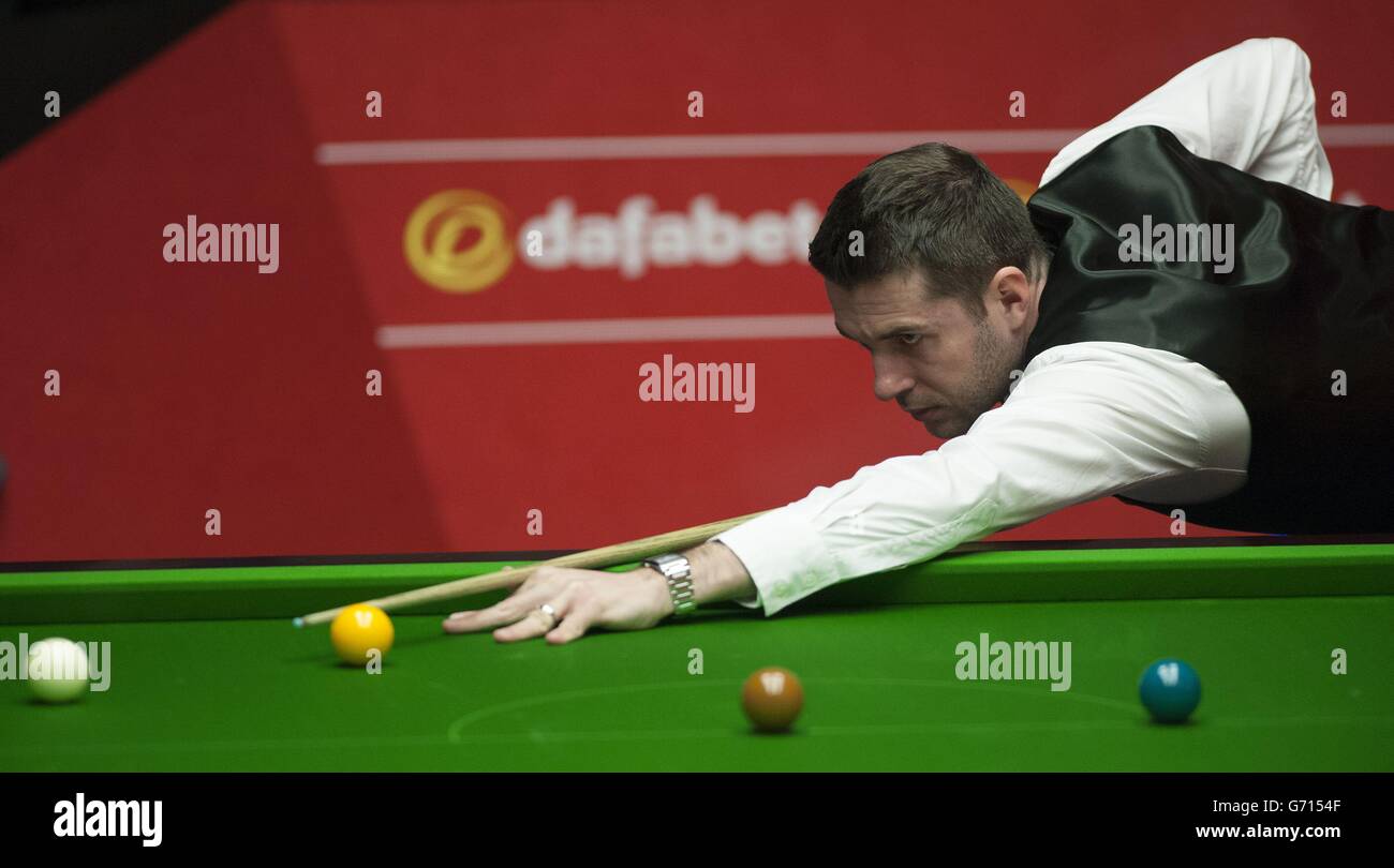 Mark Selby en action contre Ali carter lors des championnats du monde de snooker de Dafabet au Crucible, Sheffield. Banque D'Images