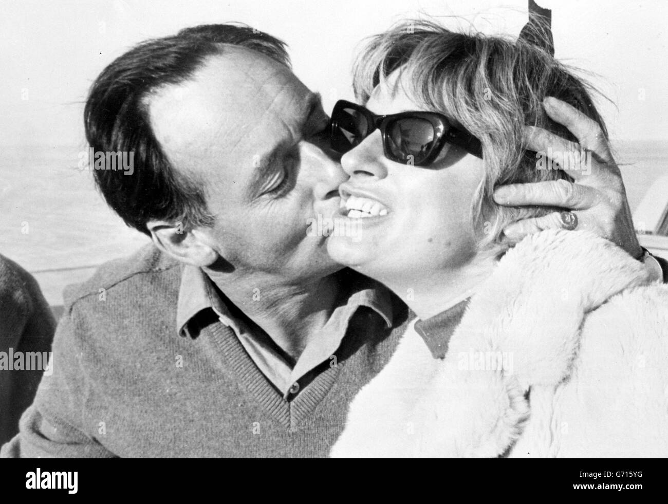 Le jubilant Donald Campbell embrasse joyeusement sa femme Tonia, après avoir frappé le record mondial de vitesse terrestre à Bluebird sur les appartements de sel du lac Eyre, en Australie méridionale. Sur deux courses sur le mile mesuré, il avait atteint 403.1 miles par heure, par rapport au record de 1947 mph de John Cobb de 394.196. Banque D'Images