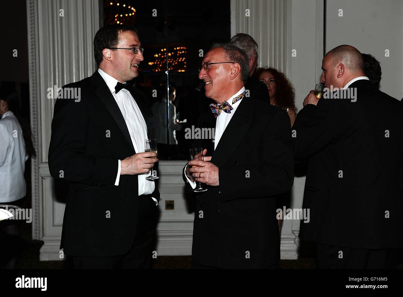 Les clients se mêlent lors du PFA Player of the Year Awards 2014, au Grosvenor House Hotel. Londres. Banque D'Images