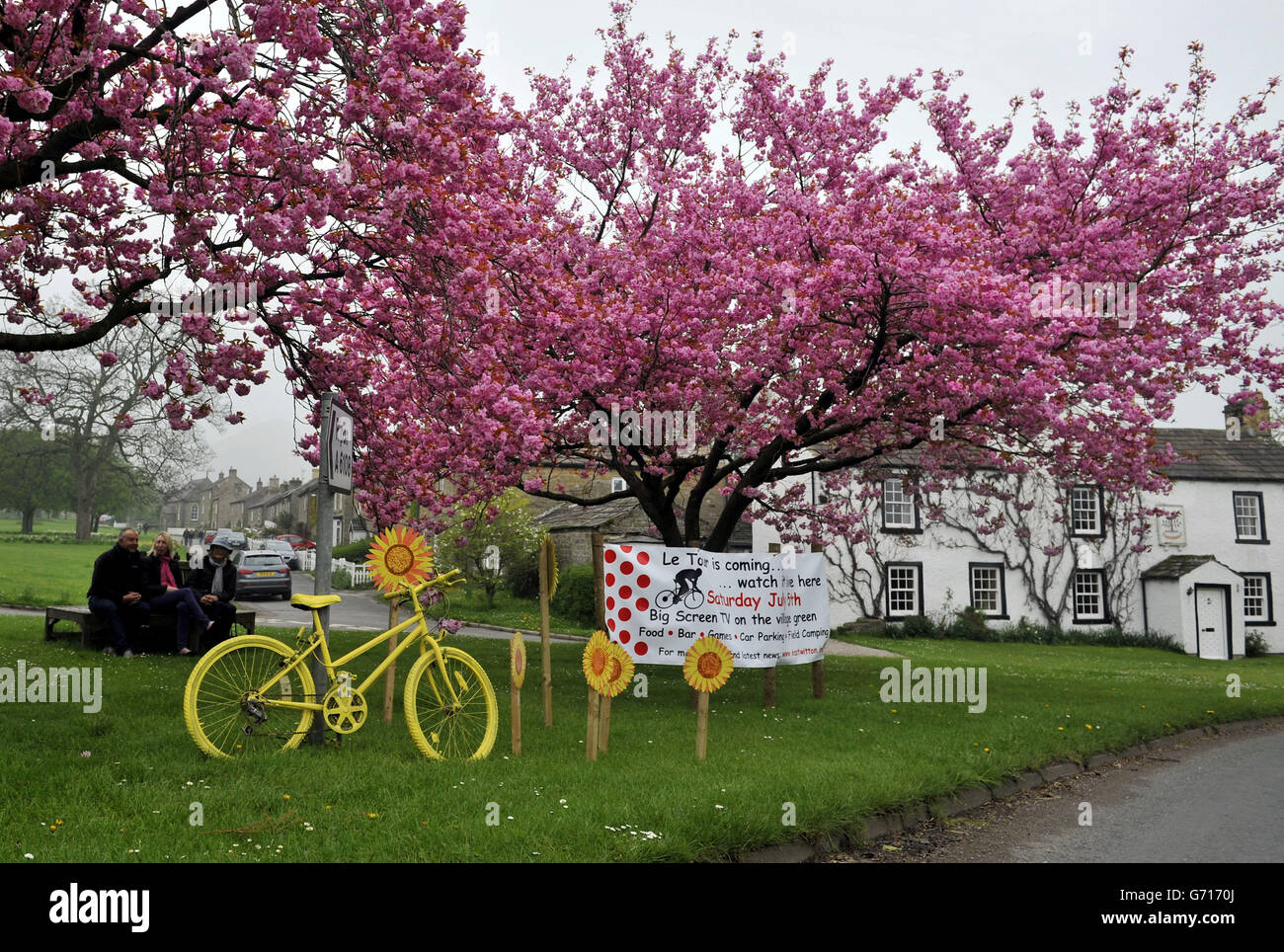 Couleur ajoutée à la fleur de printemps à East Witton près de Ripon cadre une exposition Tour de France. La grande course traverse le village des bières à l'étape 1 qui relie Leeds et Harrogate. Tout au long de la route des stades du Yorkshire, les expositions sur le thème du TDF poussent. Date de la photo: Dimanche 27 avril 2014. Le crédit photo doit indiquer John Giles/PA Banque D'Images