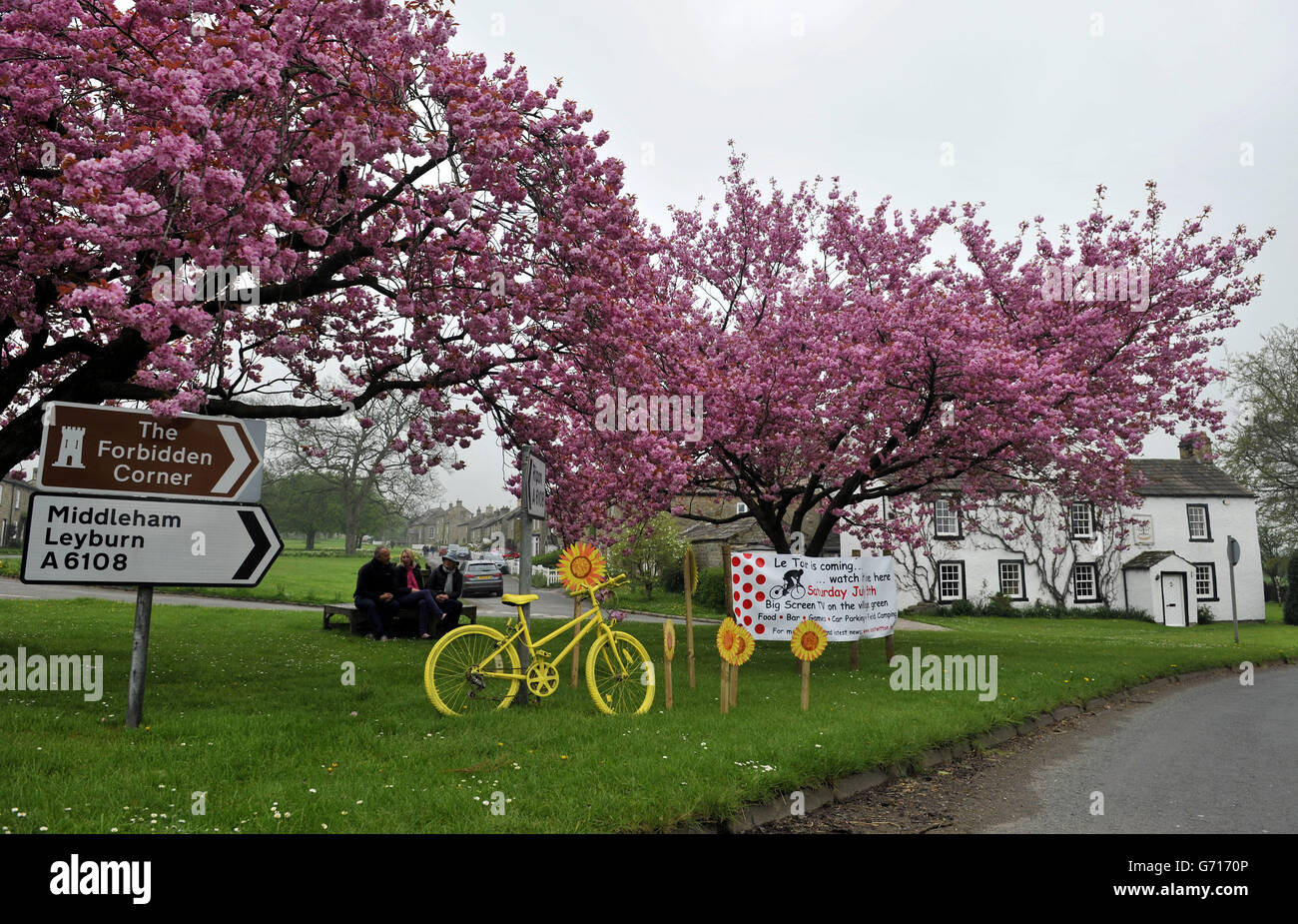Couleur ajoutée à la fleur de printemps à East Witton près de Ripon cadre une exposition Tour de France. La grande course traverse le village des bières à l'étape 1 qui relie Leeds et Harrogate. Tout au long de la route des stades du Yorkshire, les expositions sur le thème du TDF poussent. Date de la photo: Dimanche 27 avril 2014. Le crédit photo doit indiquer John Giles/PA Banque D'Images