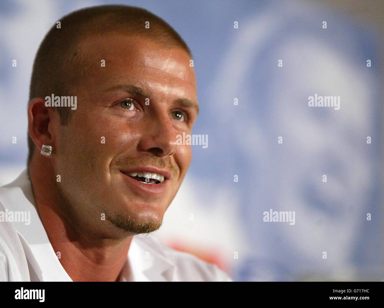 Le capitaine d'Angleterre David Beckham s'est exprimé dimanche lors d'une conférence de presse au Media Center du stade national de Lisbonne, avant l'ouverture du match Euro 2004 contre la France par son équipe. Banque D'Images