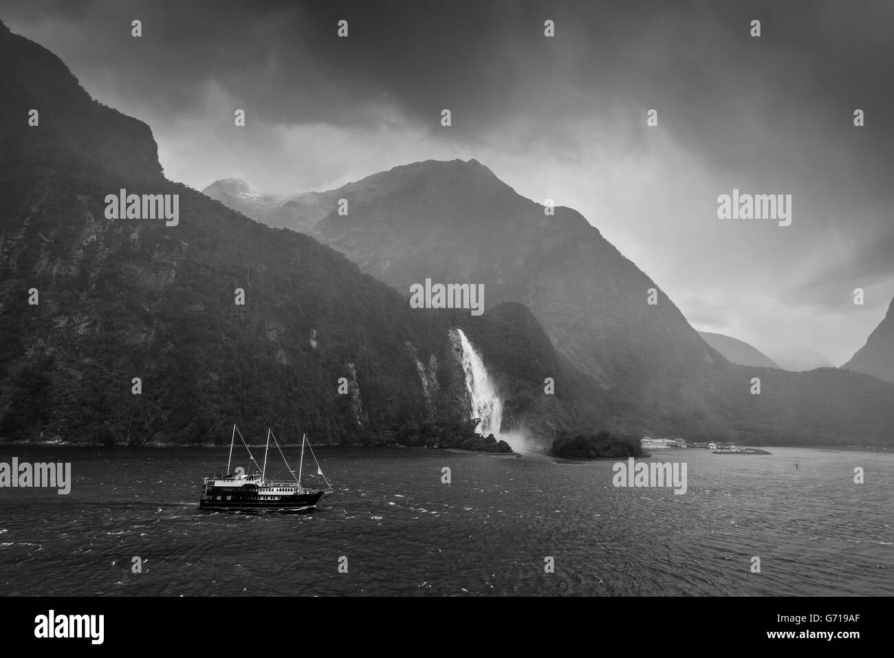 Le Parc National de Fiordland Scenic par temps de pluie avec ciel dramatique - parc occupe le coin sud-ouest de l'île du Sud Banque D'Images