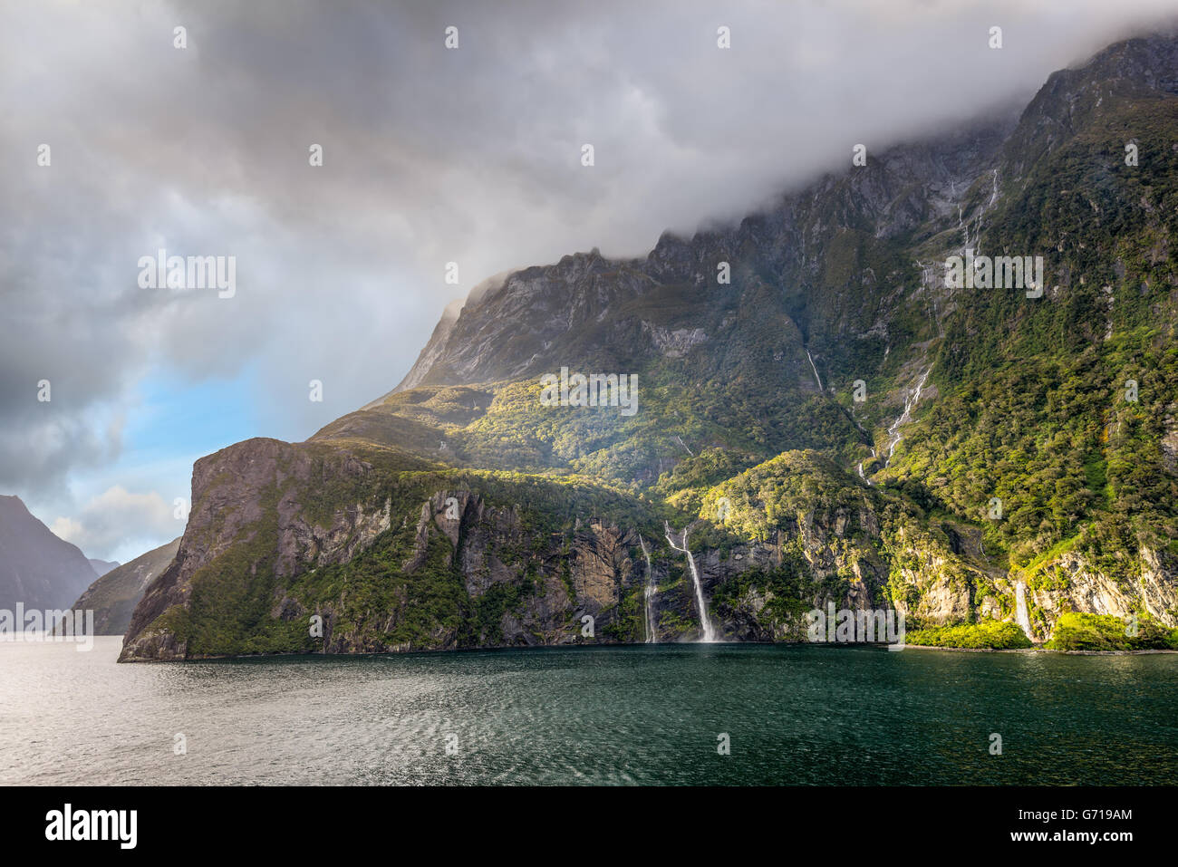 Paysage de Fjord Milford Sound en Nouvelle-Zélande après de fortes pluies. La photo a été prise à partir d'un navire. Banque D'Images