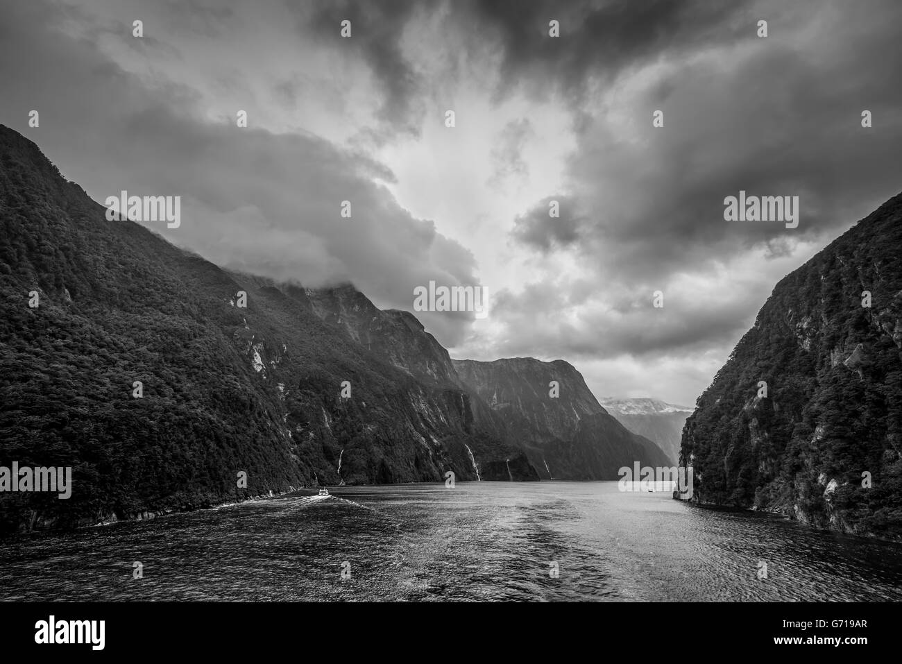 Le Parc National de Fiordland Scenic par temps de pluie avec ciel dramatique - parc occupe le coin sud-ouest de l'île du Sud Banque D'Images