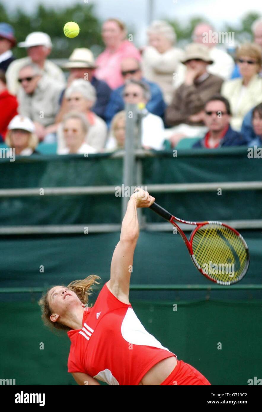 Patty Schnyder en action pendant le match contre Saori Obata dans le DFS Classic, tournoi international de tennis féminin au Edgbaston Priory Club, Birmingham. Banque D'Images