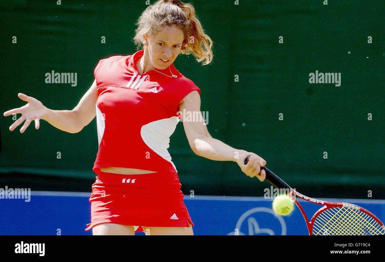 Patty Schnyder en action pendant le match contre Saori Obata dans le DFS Classic, tournoi international de tennis féminin au Edgbaston Priory Club, Birmingham. Banque D'Images