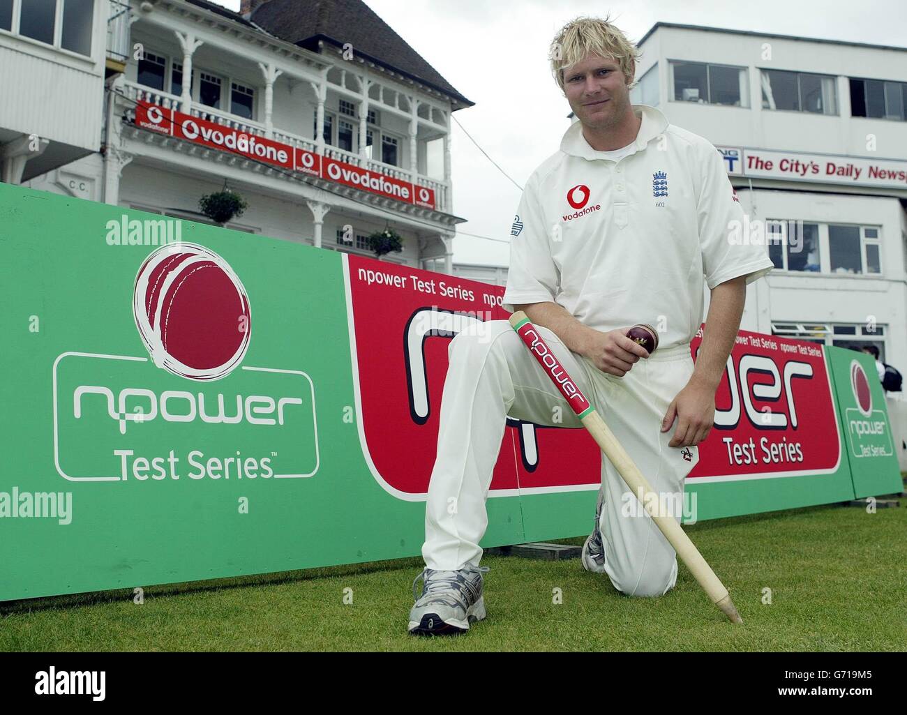 Matthew Hoggard, en Angleterre, célèbre la déclaration de 100 matchs de cricket après leur mise en jeu le deuxième jour du troisième test npower contre la Nouvelle-Zélande à Trent Bridge, Nottingham. Banque D'Images