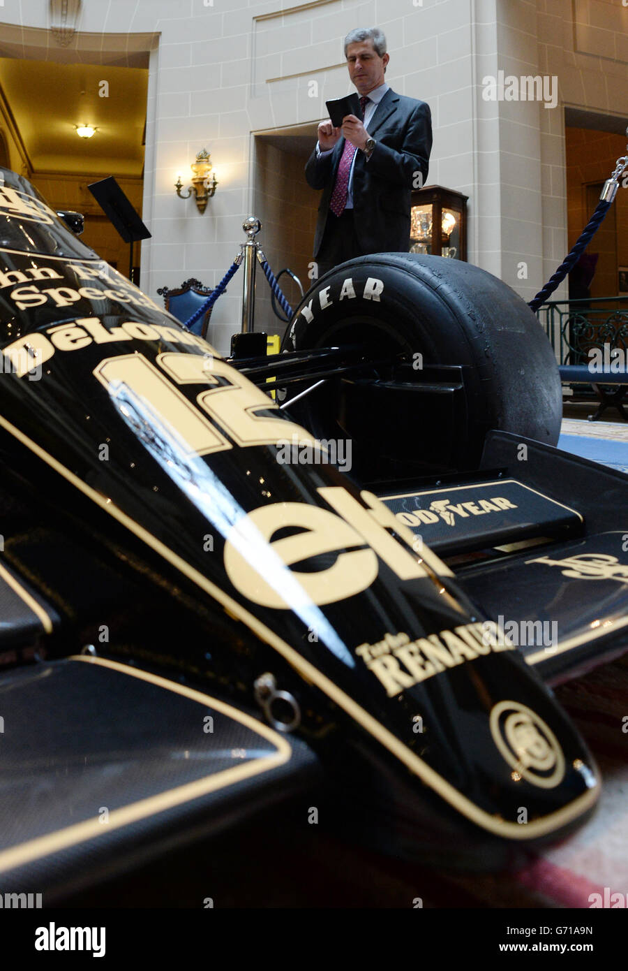 La voiture de course de lotus de formule 1 conduite par feu senna