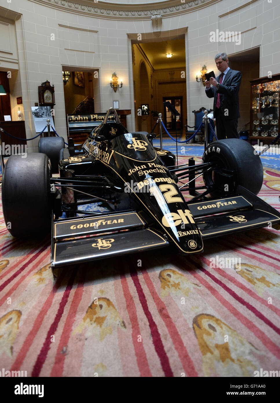 La voiture de course de lotus de formule 1 conduite par feu senna