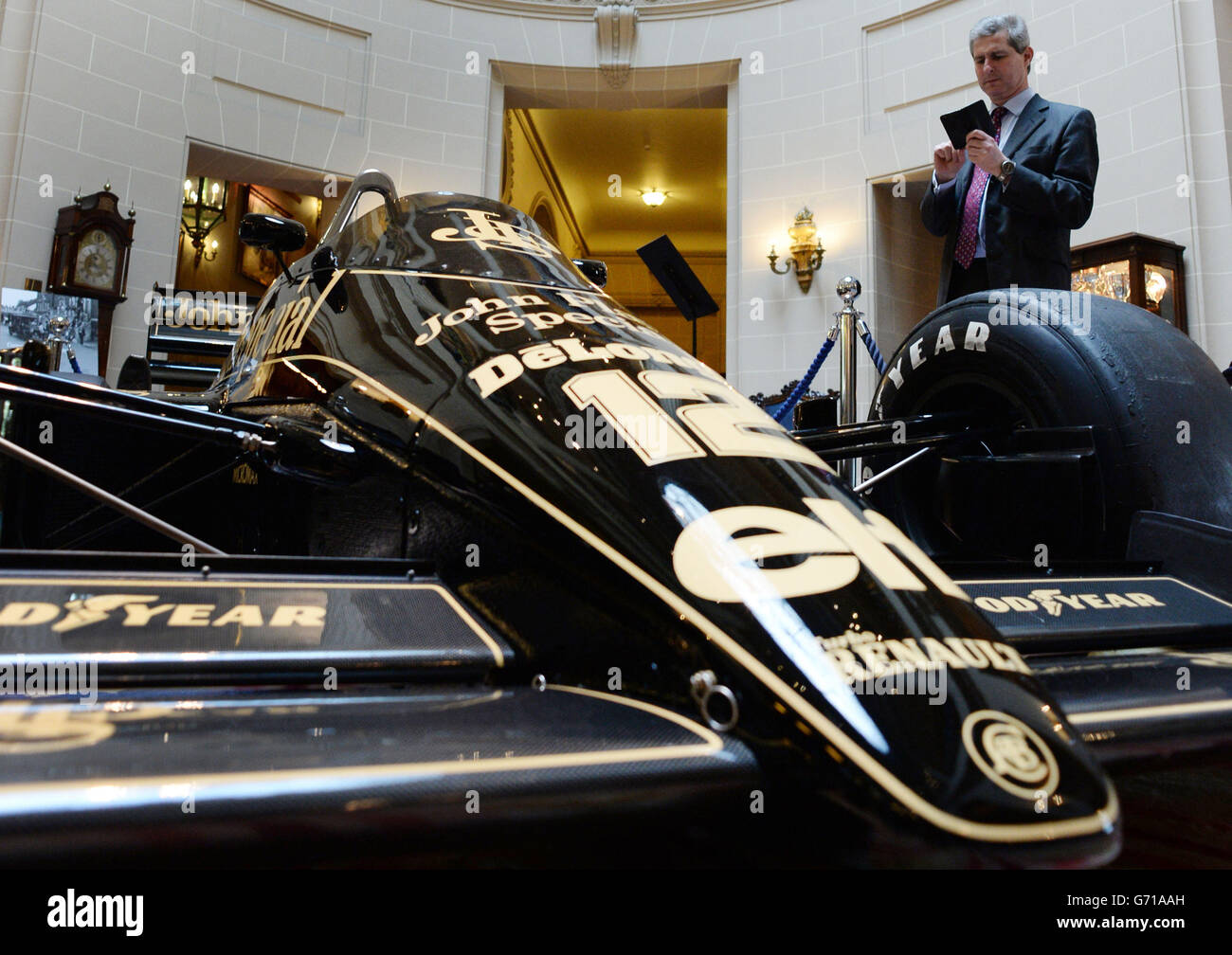 La voiture de course de lotus de formule 1 conduite par feu senna