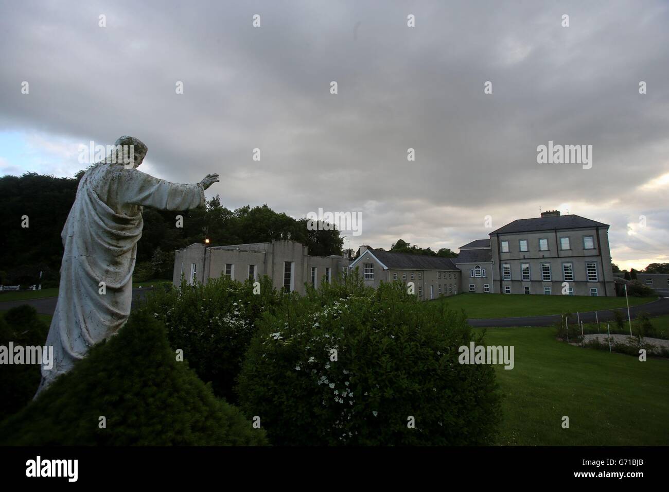 L'abbaye de Sean Ross à Roscrea, Tipperary, qui était mère et maison de bébé exploitée par les Sœurs des coeurs sacrés de Jésus et de Marie de 1930 à 1970, Comme le gouvernement irlandais a cédé à la pression nationale et internationale sur le scandale de la mort de 4,000 bébés qui ont été enterrés dans des tombes non marquées, non consacrées et massives dans des foyers pour des mères non mariées. Banque D'Images