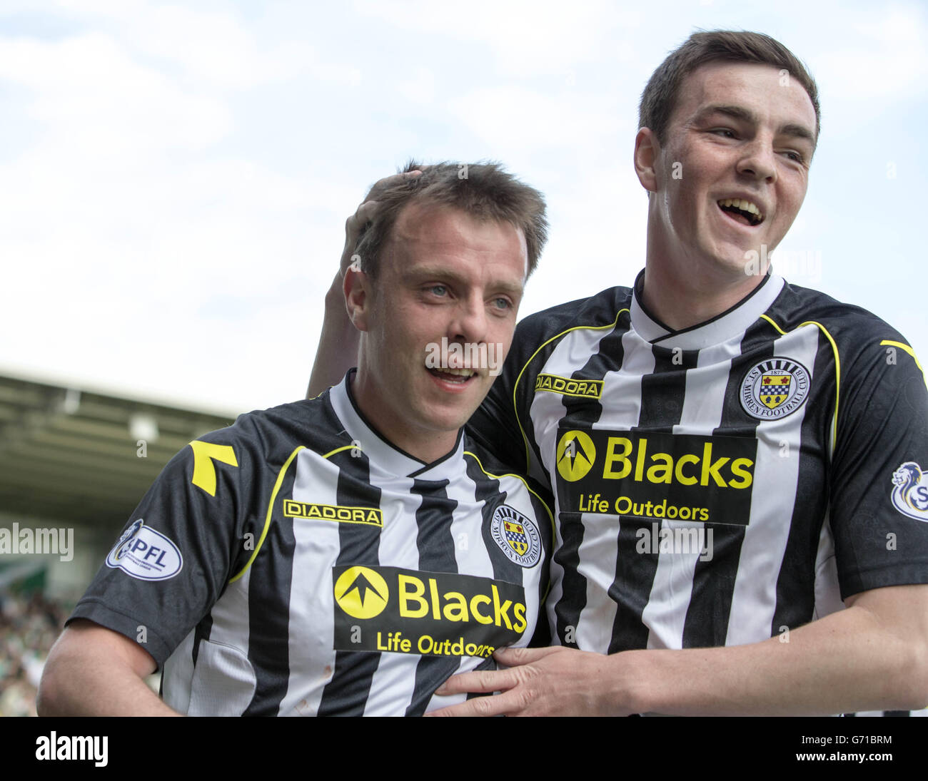 Paul McGowan de St Mirren (à gauche) célèbre avec John McGinn lors du match écossais de Premiership à St Mirren Park, Paisley. Banque D'Images