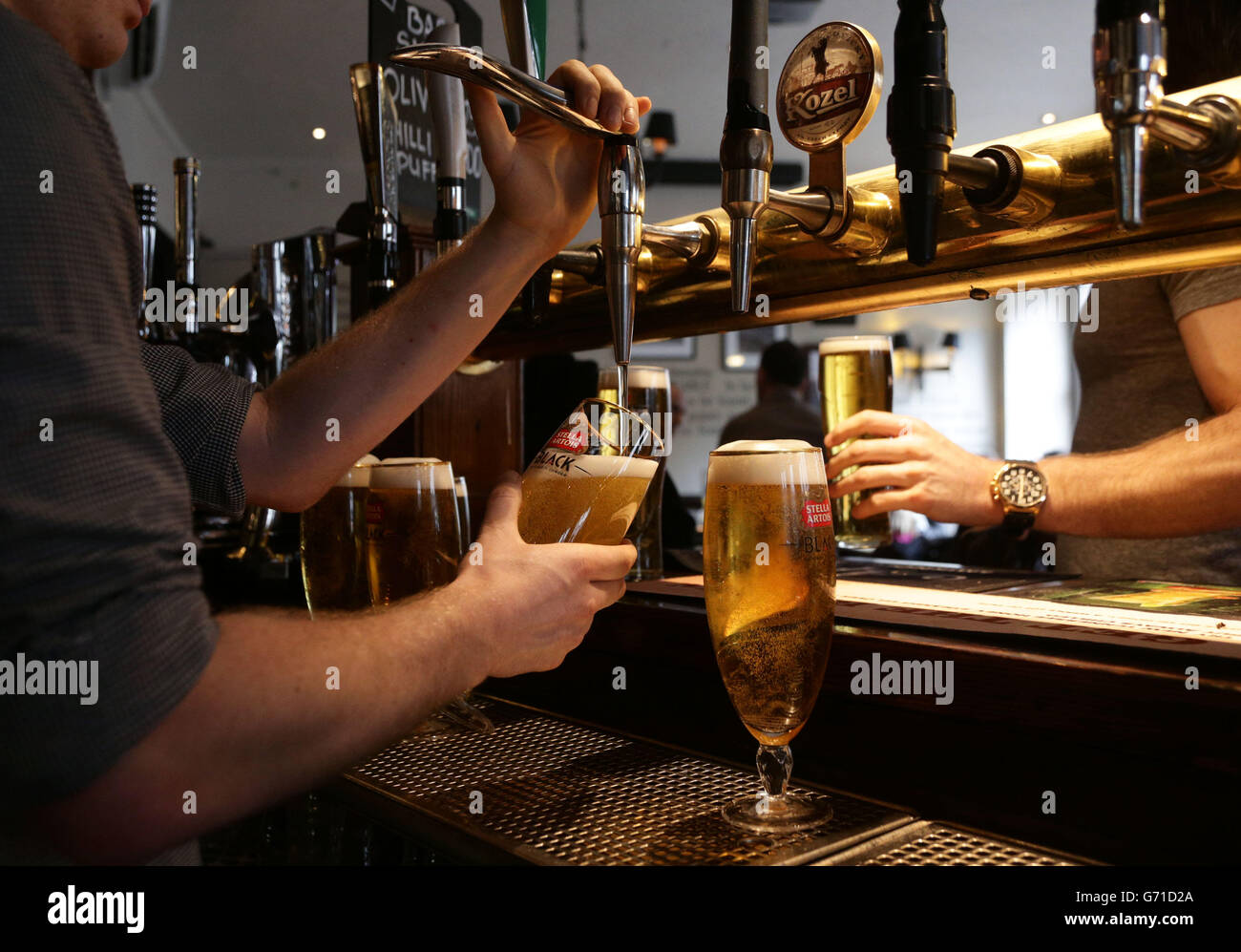 Boissons servies au bar du pub irlandais O'Neill's de Carnaby Street, dans le centre de Londres. Banque D'Images