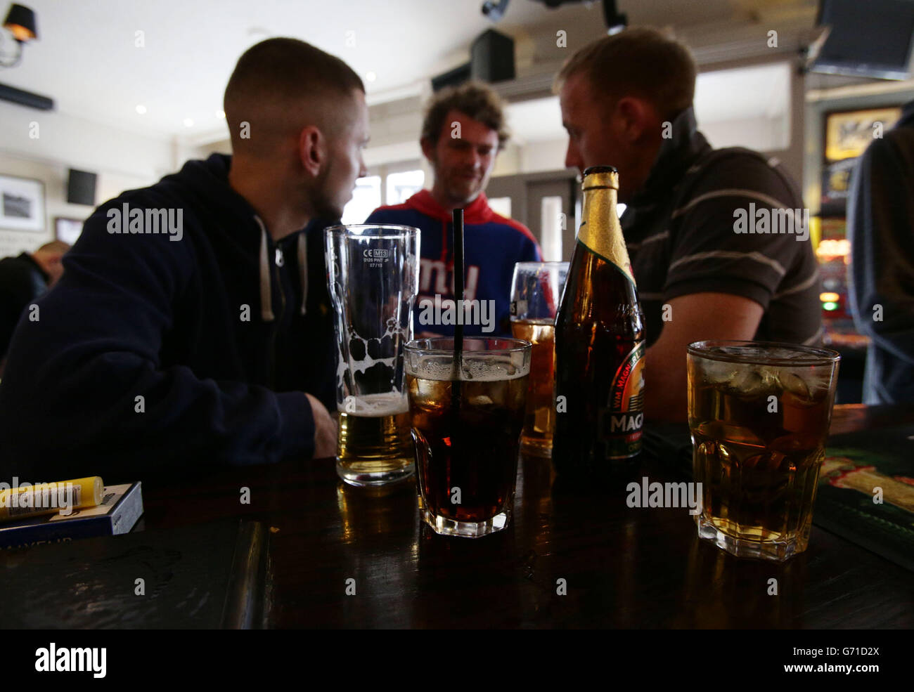 Alcool boire - stock.Une sélection de boissons alcoolisées est placée au bar du pub irlandais O'Neill's de Carnaby Street, dans le centre de Londres. Banque D'Images