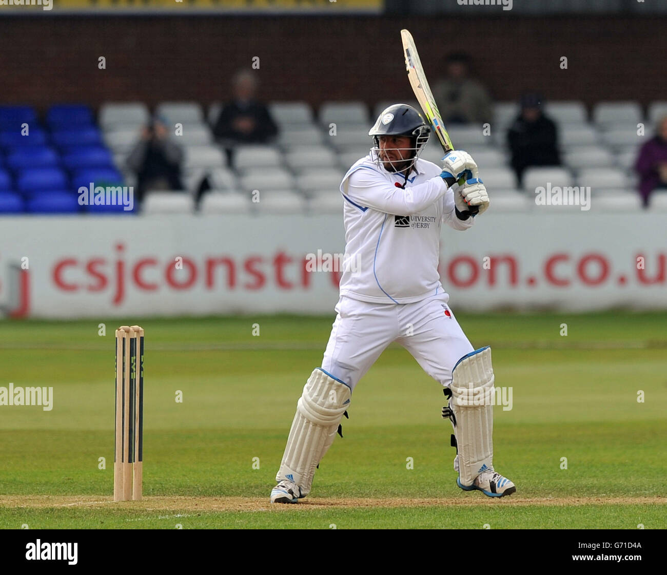 Cricket - LV County Championship, Division 2 - troisième jour - Derbyshire v Hampshire - le 3aaa County Ground.Les Wes Durston de Derbyshire sortent lors du LV County Championship, deuxième match de la division au 3aaa County Ground, Derby. Banque D'Images