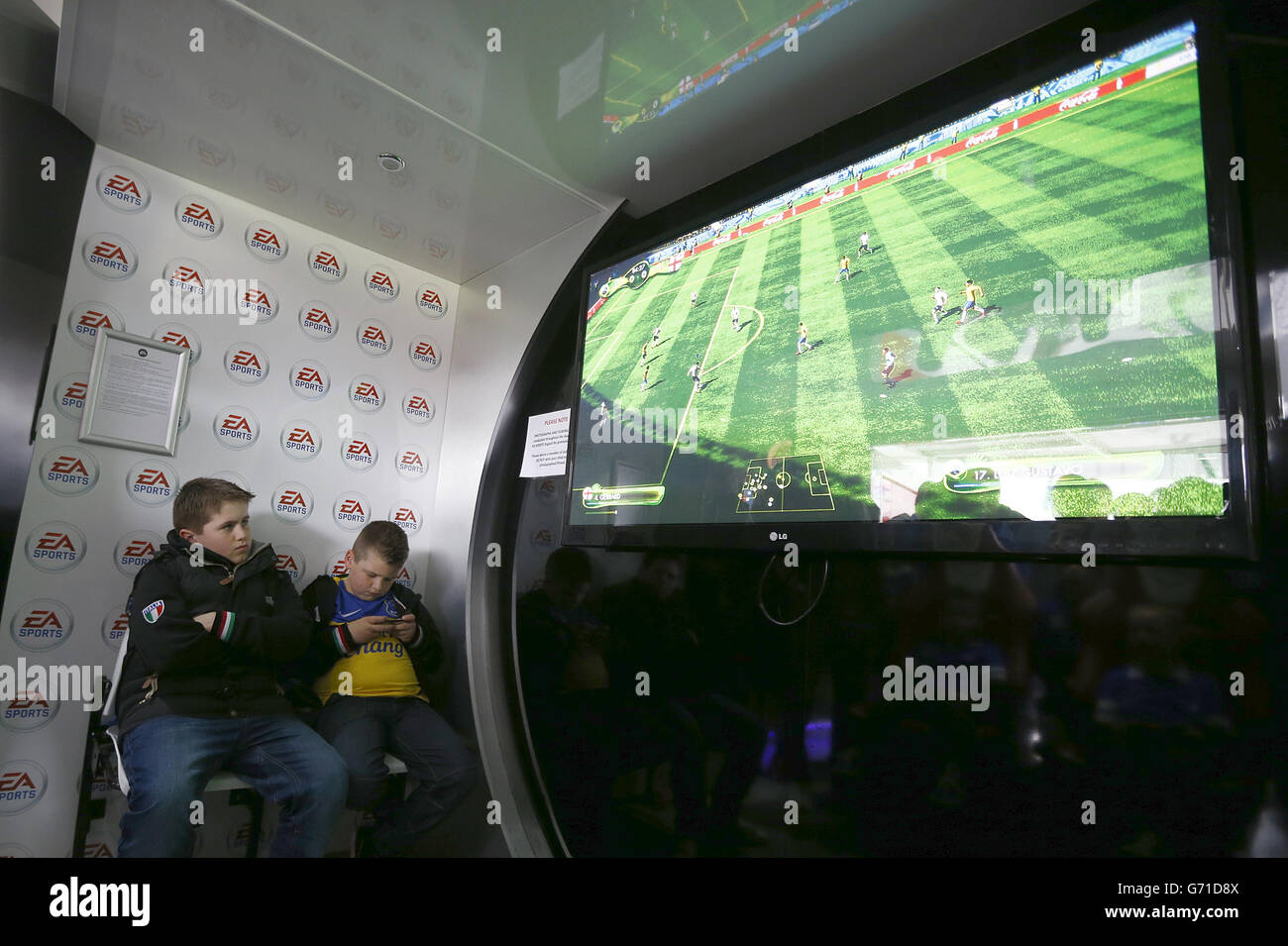 Football - Barclays Premier League - Everton / Manchester United - Goodison Park. Les fans d'Everton jouent à un jeu dans le véhicule sportif EA Banque D'Images