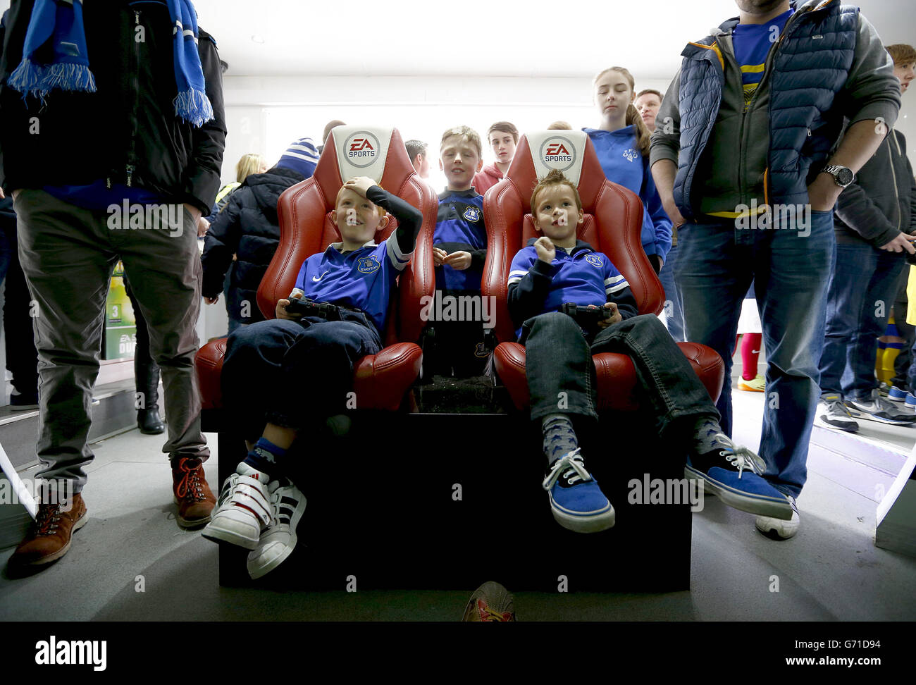 Football - Barclays Premier League - Everton / Manchester United - Goodison Park. Les fans d'Everton jouent à un jeu dans le véhicule sportif EA Banque D'Images
