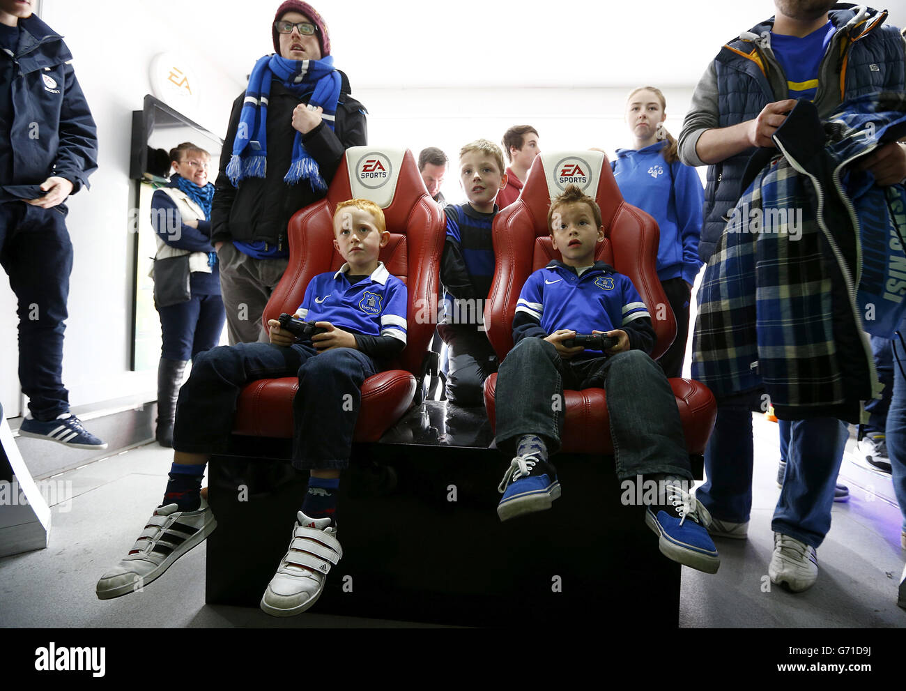Football - Barclays Premier League - Everton / Manchester United - Goodison Park. Les fans d'Everton jouent à un jeu dans le véhicule sportif EA Banque D'Images