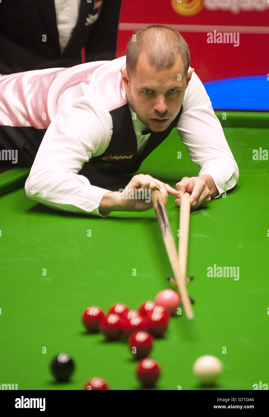 Barry Hawkins lors de son match contre David Gilbert lors des championnats du monde de snooker de Dafabet au Crucible, Sheffield. Banque D'Images