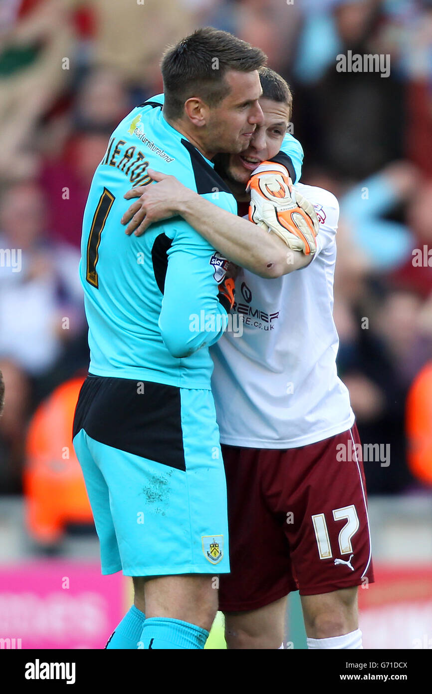 Football - championnat Sky Bet - Blackpool v Burnley - Bloomfield Road.Tom Heaton, gardien de but de Burnley, et Chris Baird célèbrent. Banque D'Images