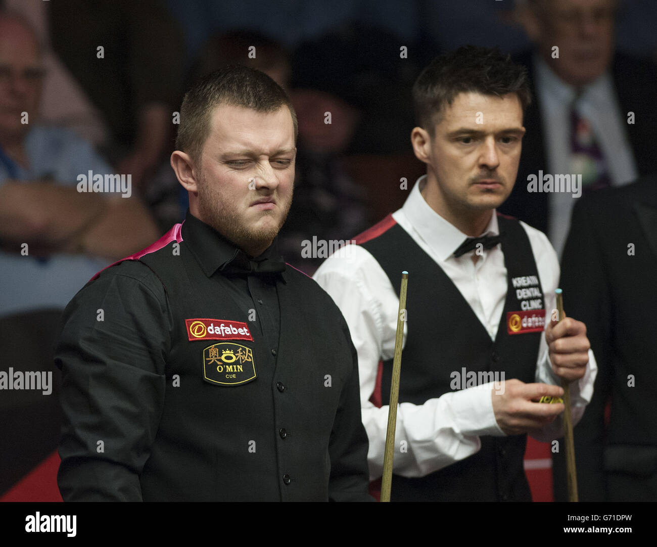 Mark Allen réagit lors de son match contre Michael Holt lors des championnats du monde de snooker de Dafabet au Crucible, Sheffield. Banque D'Images