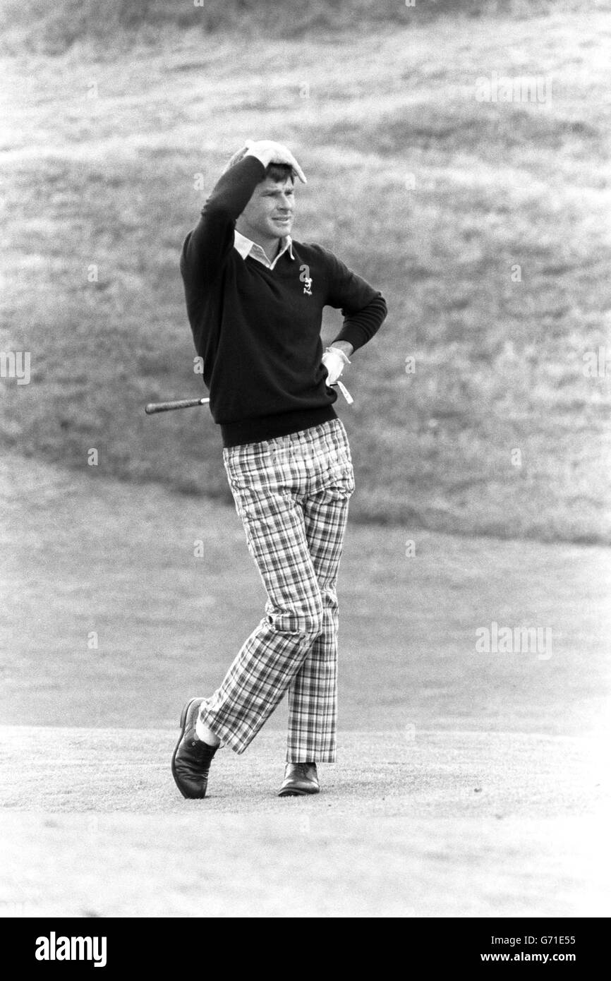 Golf - British Open Golf Championship 1985 - Royal St George's Golf Club, Kent.Le golfeur anglais Nick Faldo ne semble pas impressionné par son approche du vert. Banque D'Images
