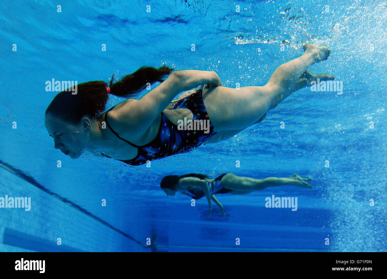 Maria Polyakova, de Russie, en pratique pour le Springboard Synchro féminin de 3 m, lors de la première journée de la série mondiale de plongée de la FINA au Centre aquatique de Londres. Banque D'Images