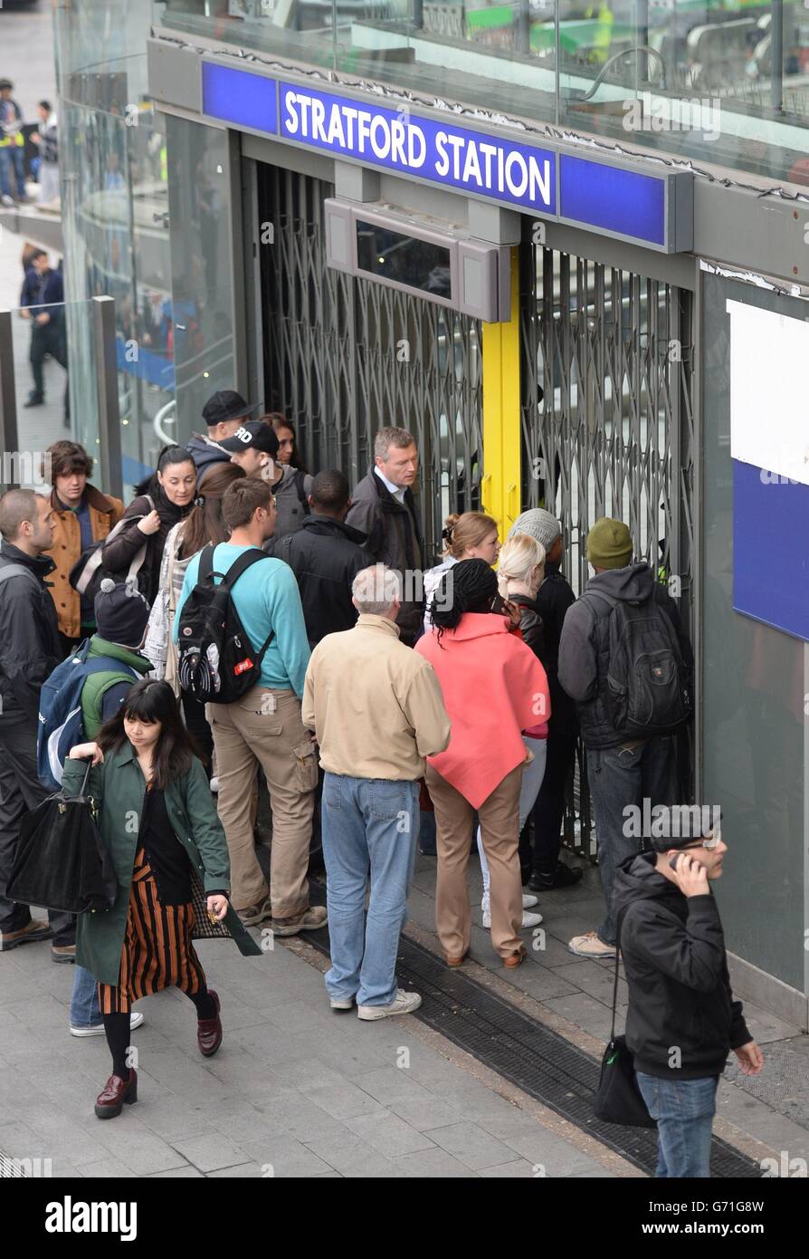 Les navetteurs du métro, du fond et de la station DLR de Stratford, dans l'est de Londres, le premier jour d'une grève de 48 heures par des travailleurs du métro de Londres au sujet de la fermeture de la billetterie. Banque D'Images