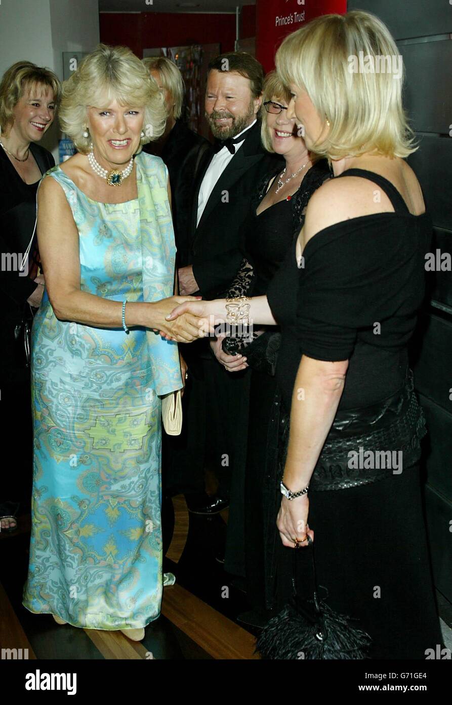 Mme Camilla Parker Bowles rencontre la productrice Miss Judy Craymer au Prince of Wales Theatre de Londres pour la réouverture du célèbre Muscal Mama Mia. Banque D'Images