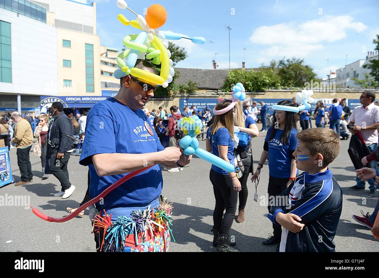 Soccer - Barclays Premier League - Chelsea / Norwich City - Stamford Bridge.Les ballons sont faits pour les fans de Chelsea à l'extérieur de Stamford Bridge avant le match Banque D'Images