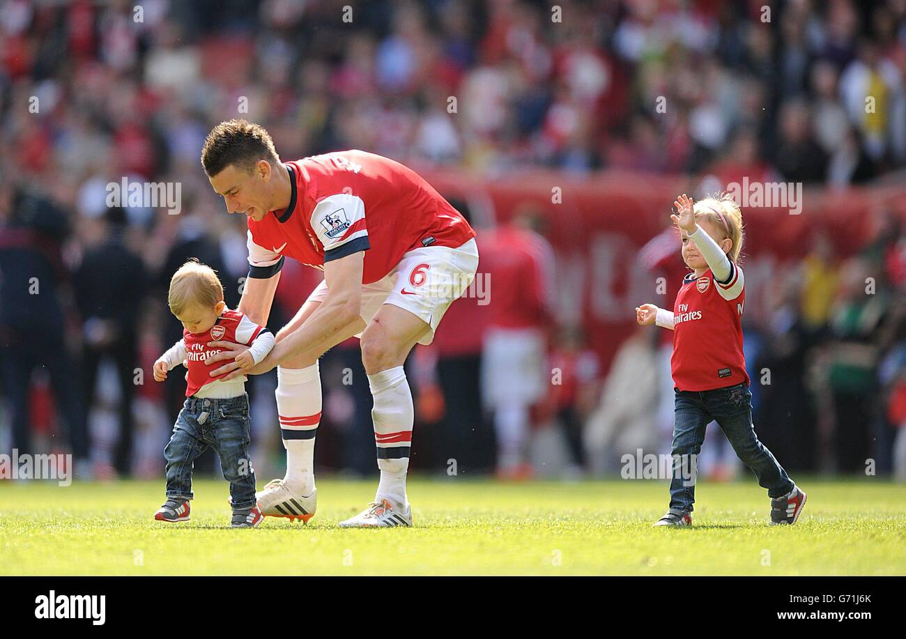 Laurent Koscielny d'Arsenal sur le terrain avec son fils Noah et sa fille  Raina après le coup de sifflet final Photo Stock - Alamy