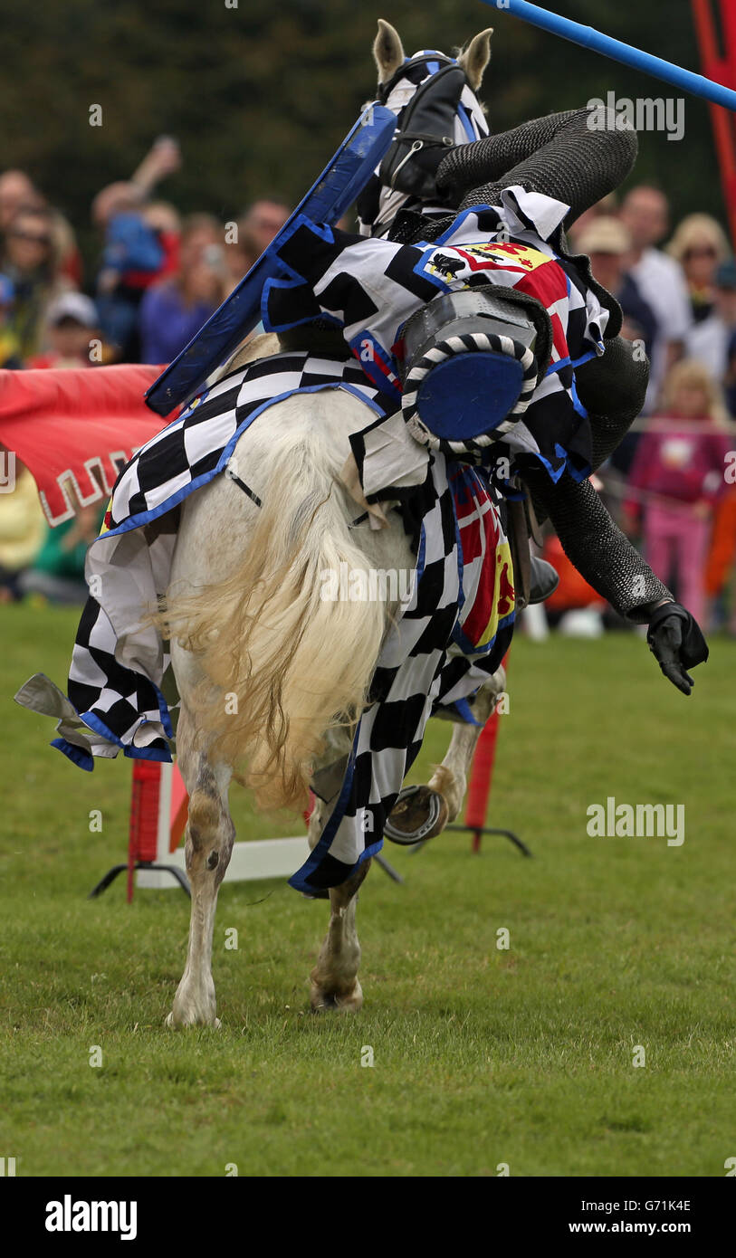 Les Chevaliers de la Royal England se sont produits lors d'une reconstitution joute sur la pelouse sud du Palais de Blenheim à Woodstock, dans l'Oxfordshire. Banque D'Images