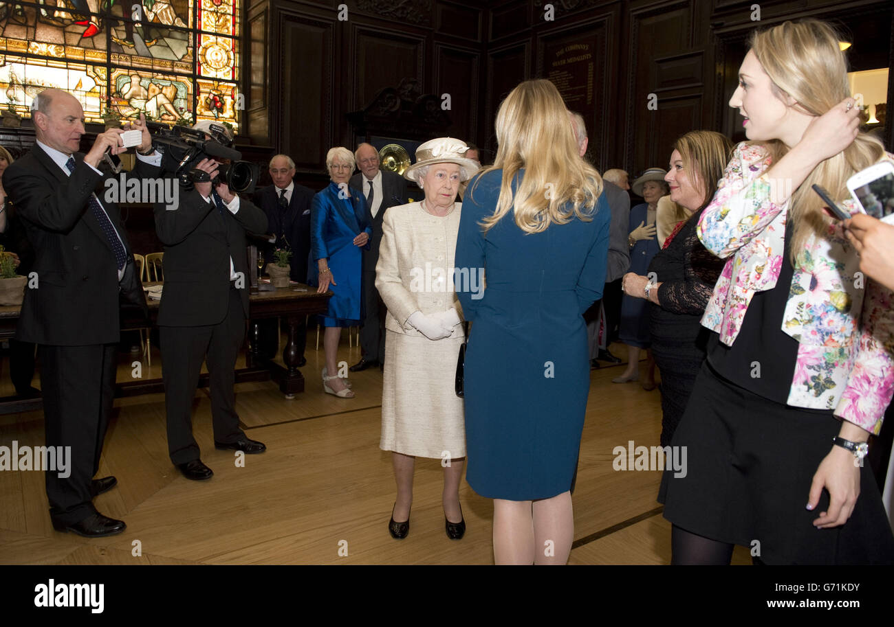 La reine Elizabeth II (au centre) à la réception de la Charité des journalistes au Stationers' Hall de Londres pour marquer 150 ans de la charité. Banque D'Images